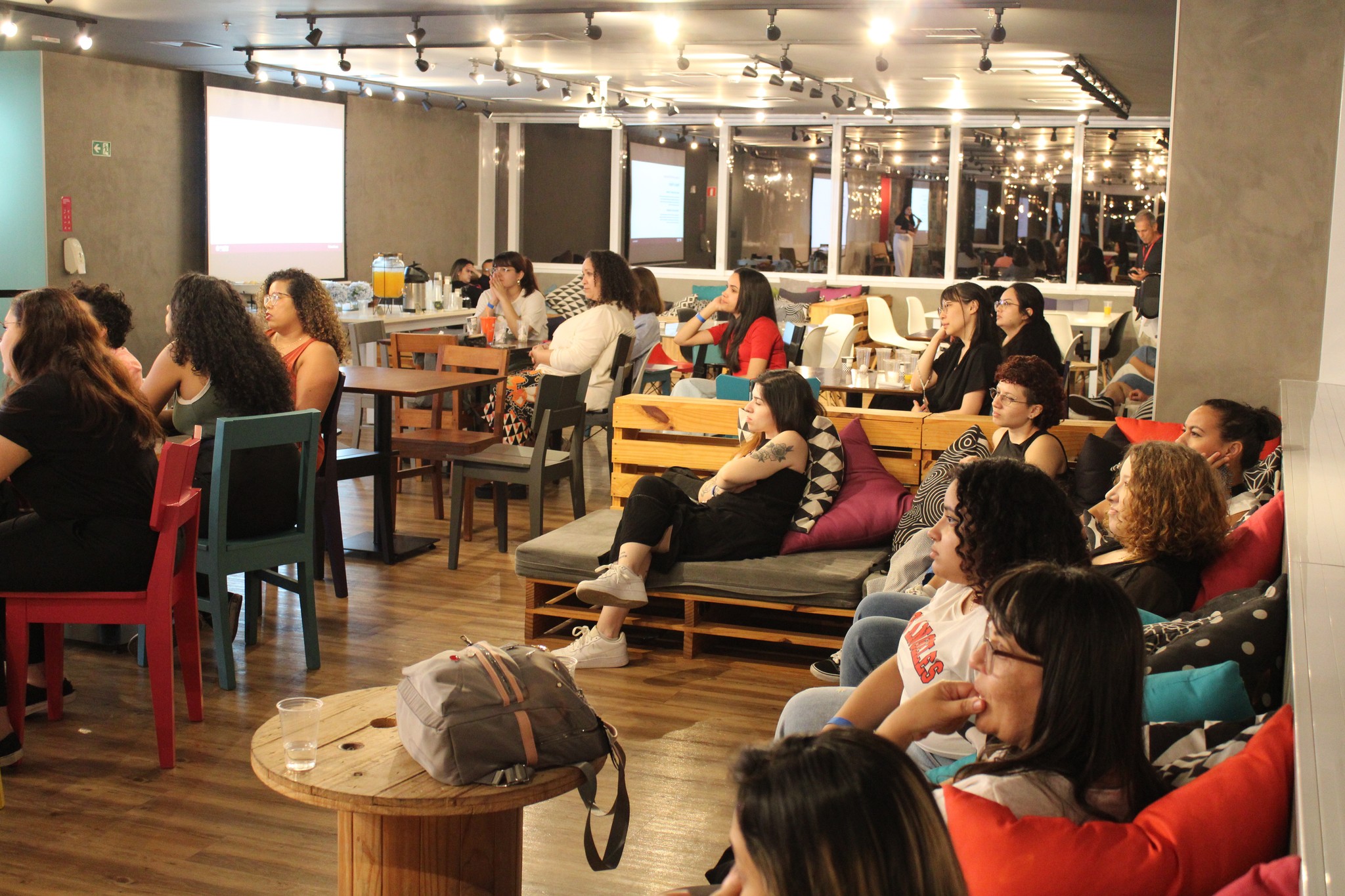 Comunidade da Menina de UX reunida em evento
